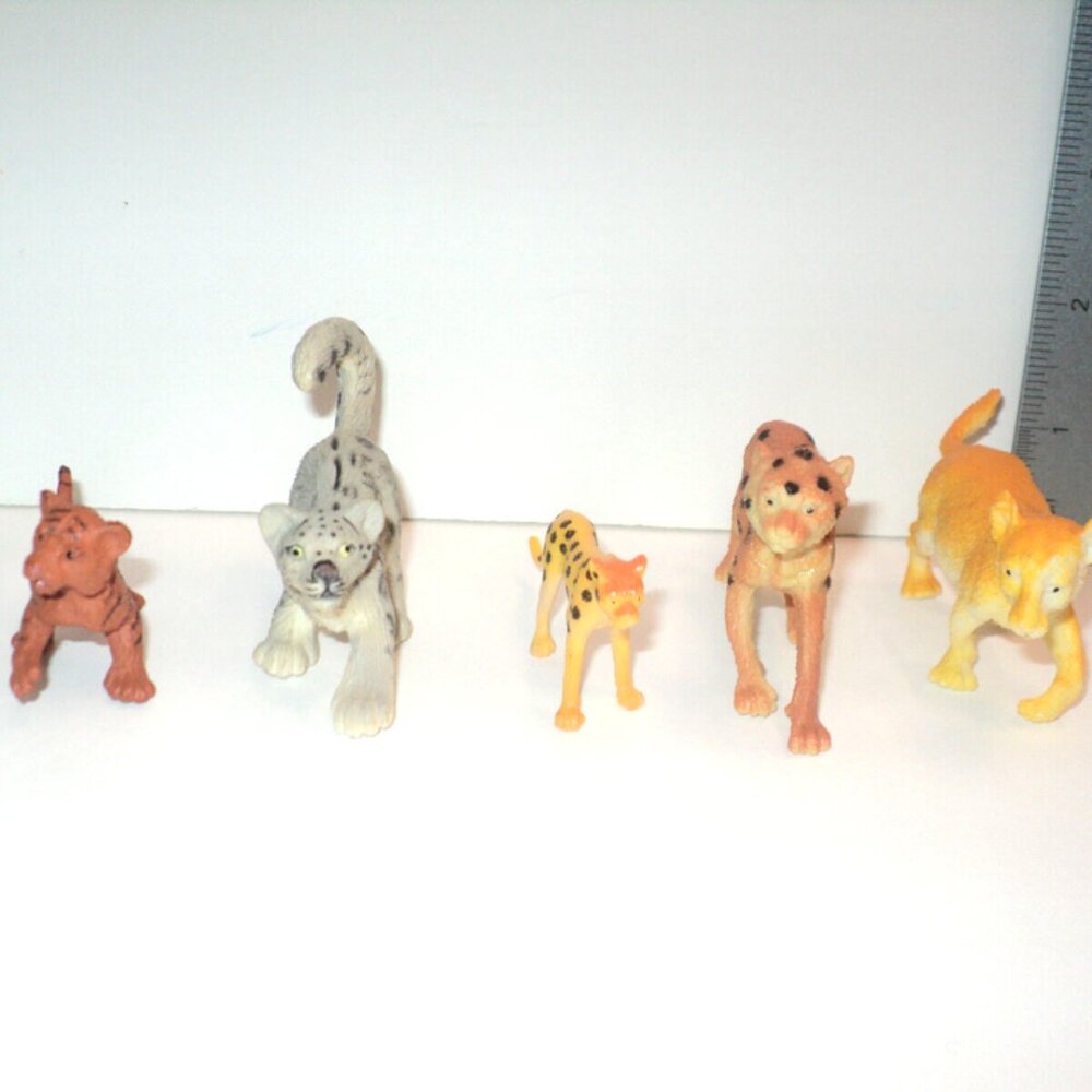 Lot of 5 Wild Cats Leopards, Cheetah, Tiger, Snow Leopard Resin Figurines Animal